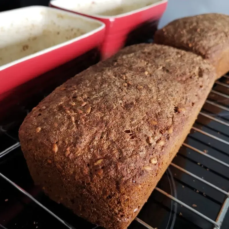 Sauerteigbrot kühlt ab