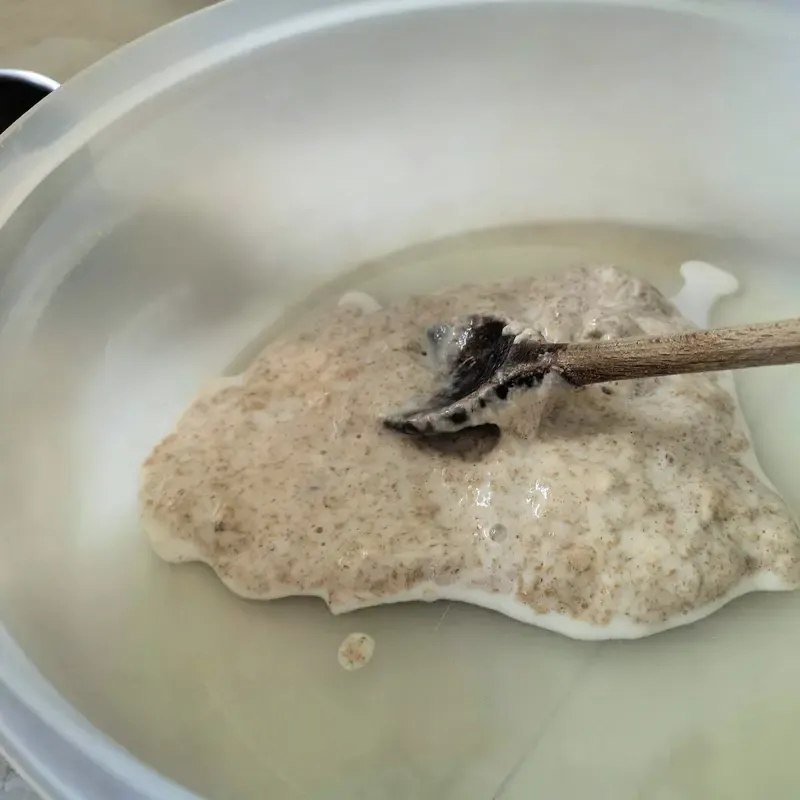 Sauerteigstarter in die Schüssel