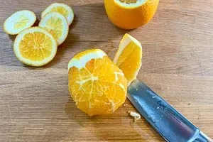 Schale der Orange abschneiden.