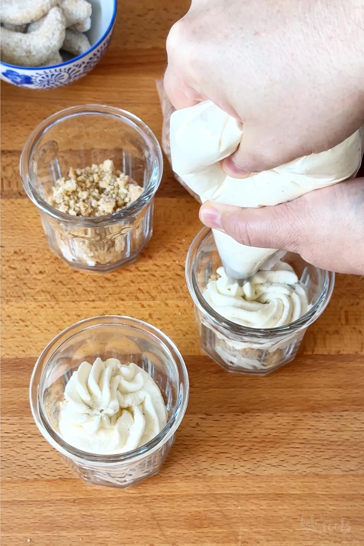 Schichten des Vanillekipferl-Desserts in Gläsern