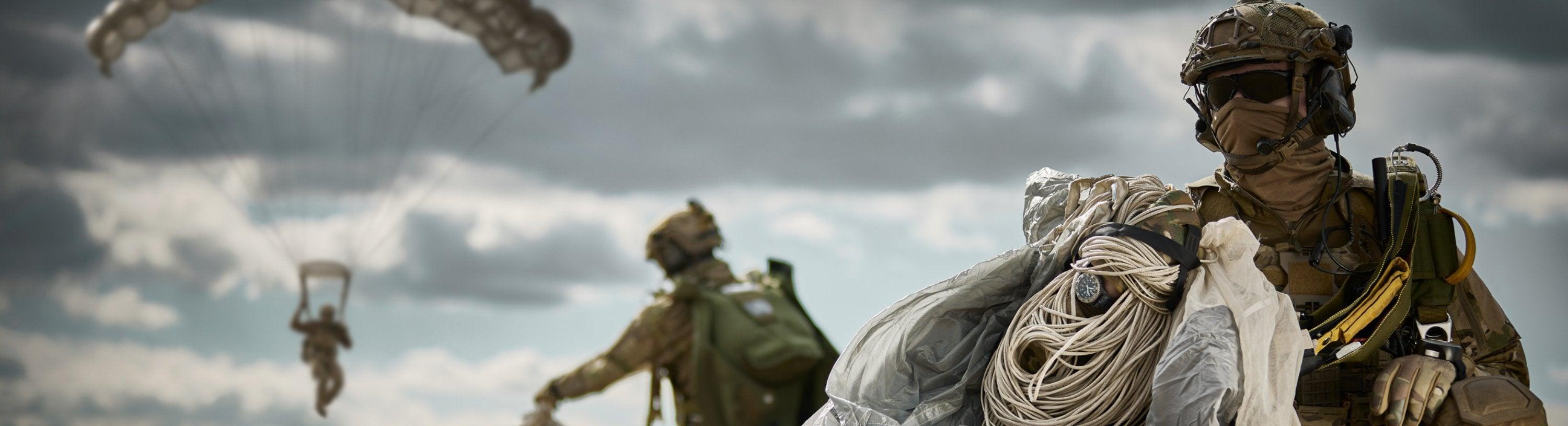 Historische Schweizer Armeeuhr am Handgelenk eines Soldaten im Feld, Fokus auf Robustheit und Funktionalität