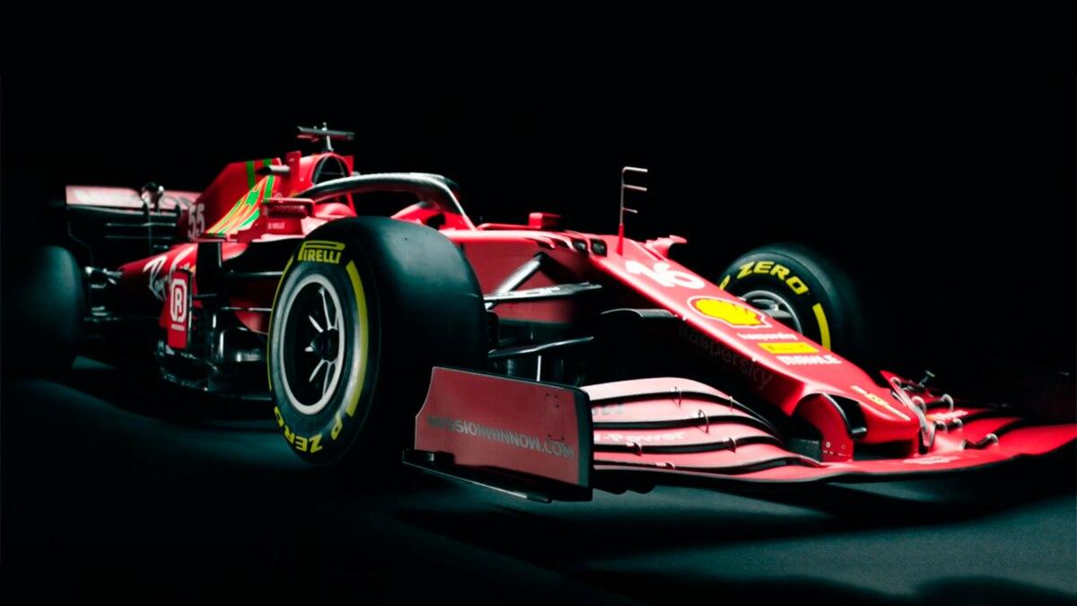 Sebastian Vettel im Aston Martin AMR21 während eines Rennens der Formel-1-Saison 2021, mit Fokus auf seine Entschlossenheit und das Aston Martin Logo