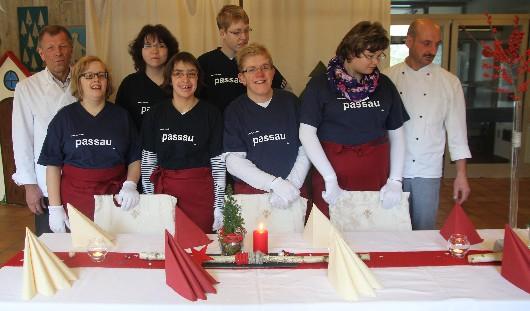 Sebastian Vettel mit seiner Familie bei einem seltenen öffentlichen Auftritt, die Kinder im Fokus ihrer Eltern