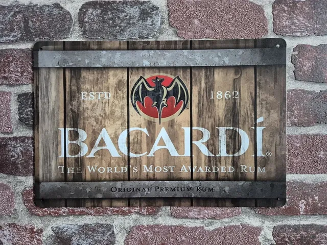 Eine vielseitige Auswahl an Sebastian Vettel Fanartikeln, darunter Kappen, T-Shirts und Modellautos, die das Herz jedes Fans höherschlagen lassen.