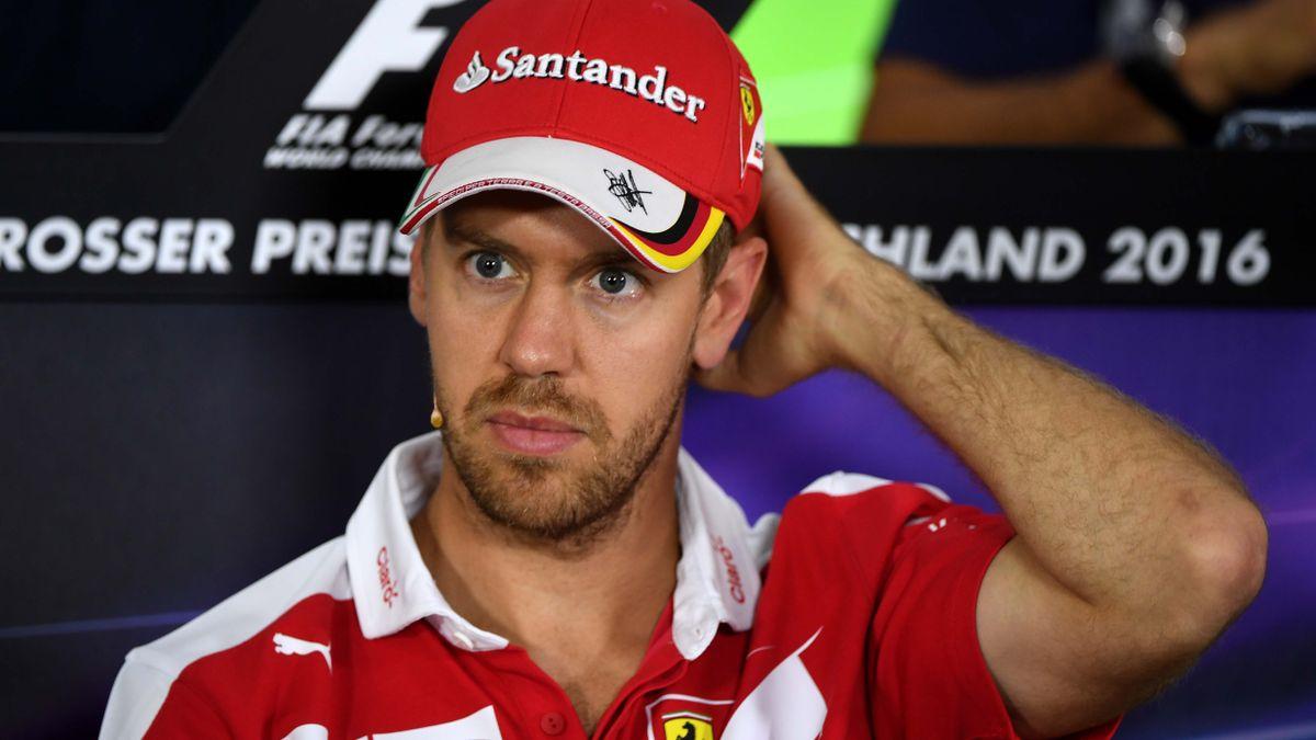 Sebastian Vettel im Rennwagen, sein Beruf als vierfacher Formel-1-Weltmeister auf dem Höhepunkt seiner Karriere.