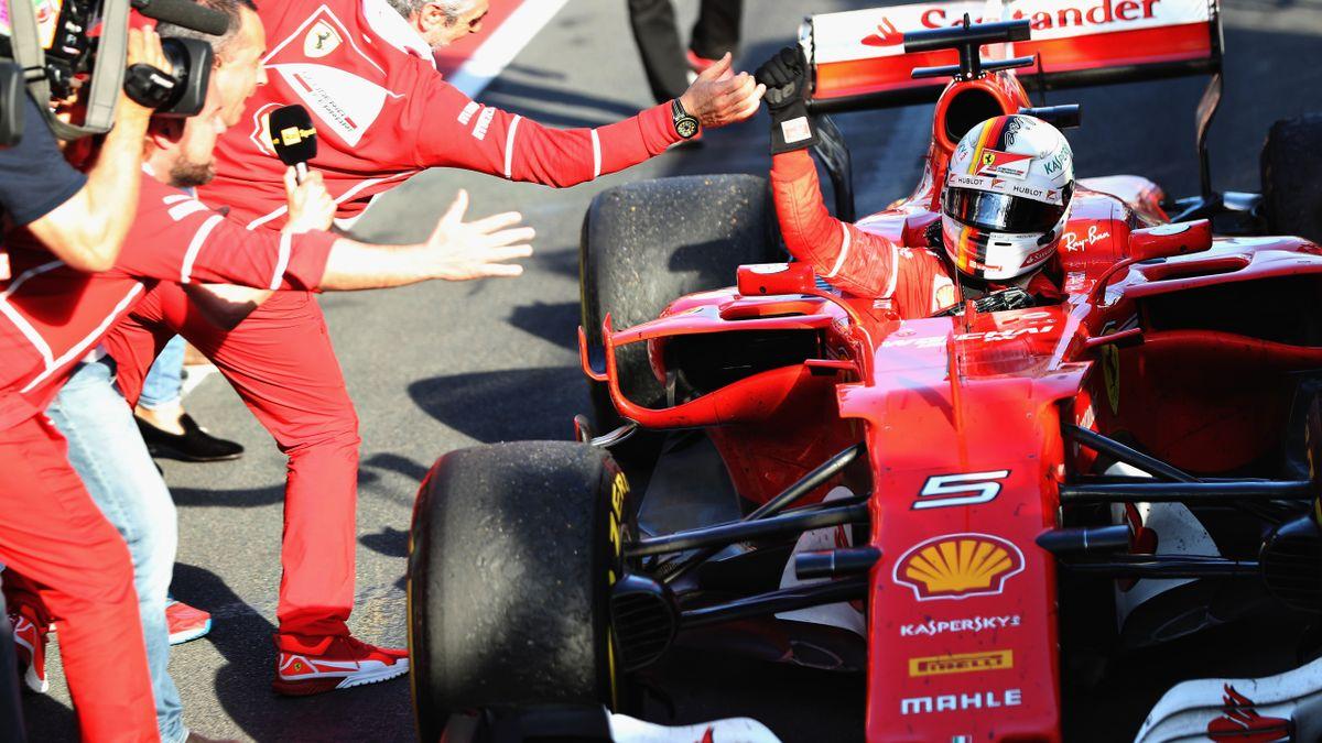 Sebastian Vettel in seinem Red Bull Racing Formel-1-Auto, jubelnd nach einem Sieg