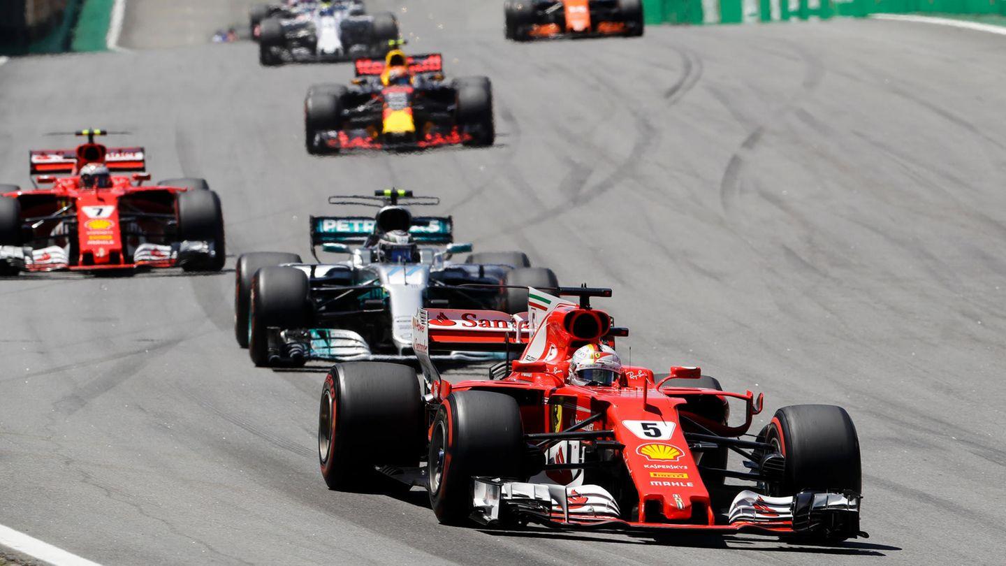 Sebastian Vettel, viermaliger Formel-1-Weltmeister, feiert einen Sieg in seinem Red Bull Racing Boliden, mit Blick auf die deutsche Flagge und die Jubelgesten der Fans im Hintergrund.