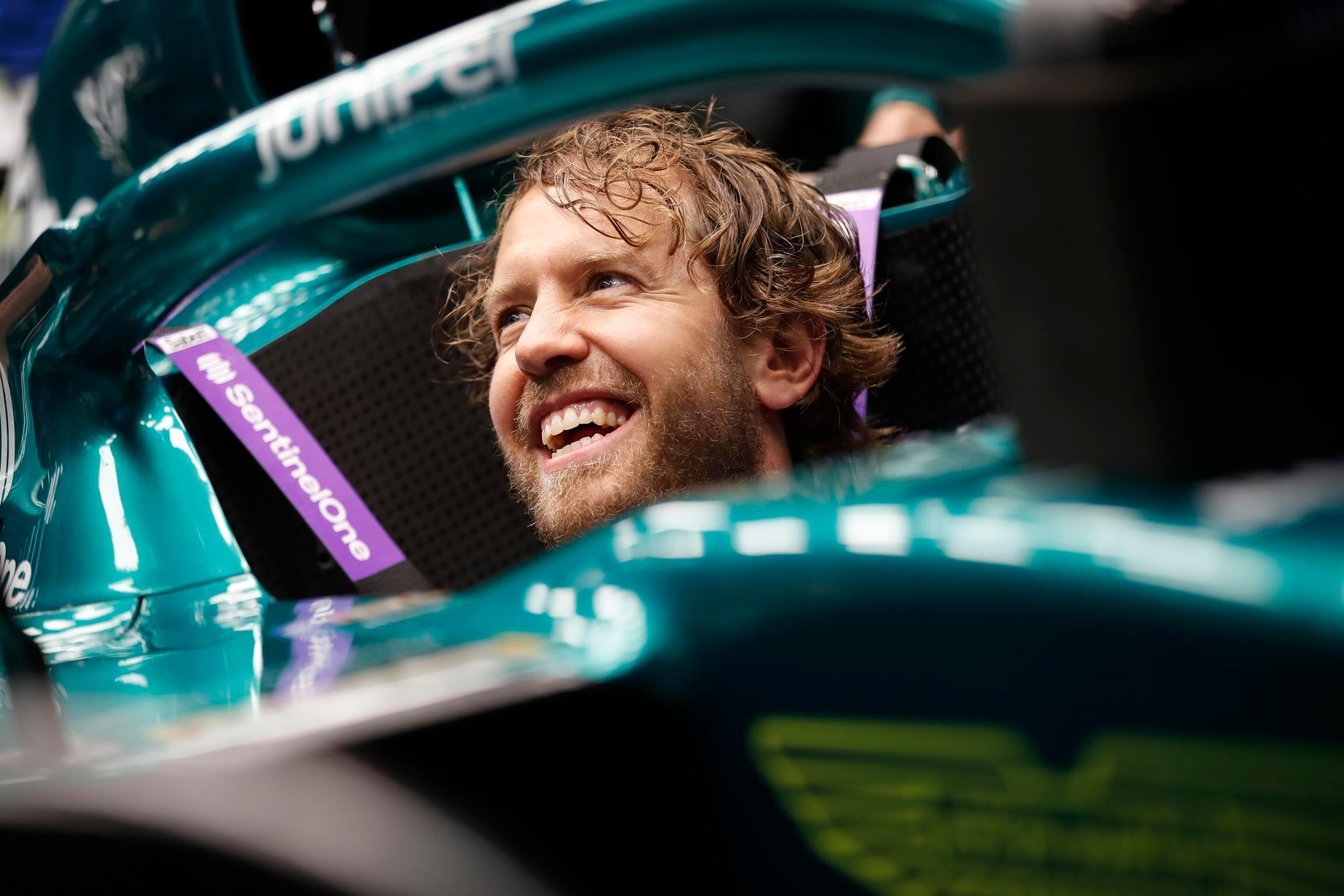 Sebastian Vettel bei seinem Formel-1-Debüt in Miami 2022, kämpft um Positionen auf der Strecke
