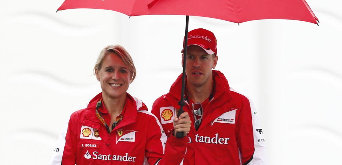 Sebastian Vettels Pressechef im Gespräch mit Journalisten vor einem Formel-1-Rennen