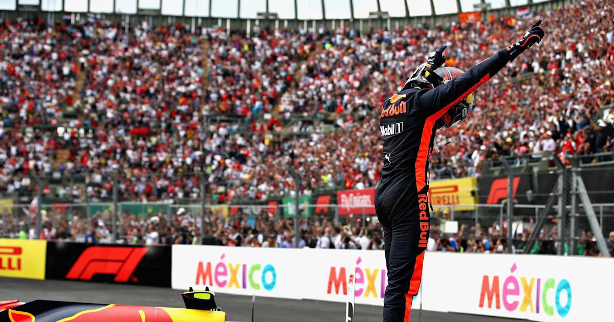 Sebastian Vettel feiert seinen Sieg in einem Red Bull Racing-Auto, mit Jubel der Menge im Hintergrund