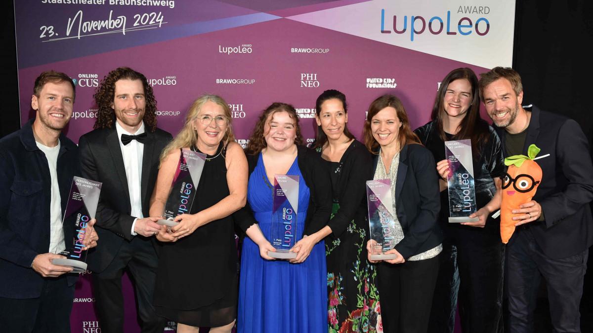 Sebastian Vettel engagiert sich für Umweltschutz und Nachhaltigkeit, setzt Zeichen für eine grünere Zukunft.