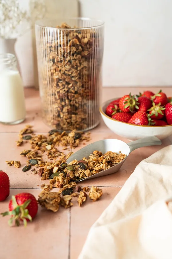 Selbstgemachtes Granola mit Nüssen und Saaten