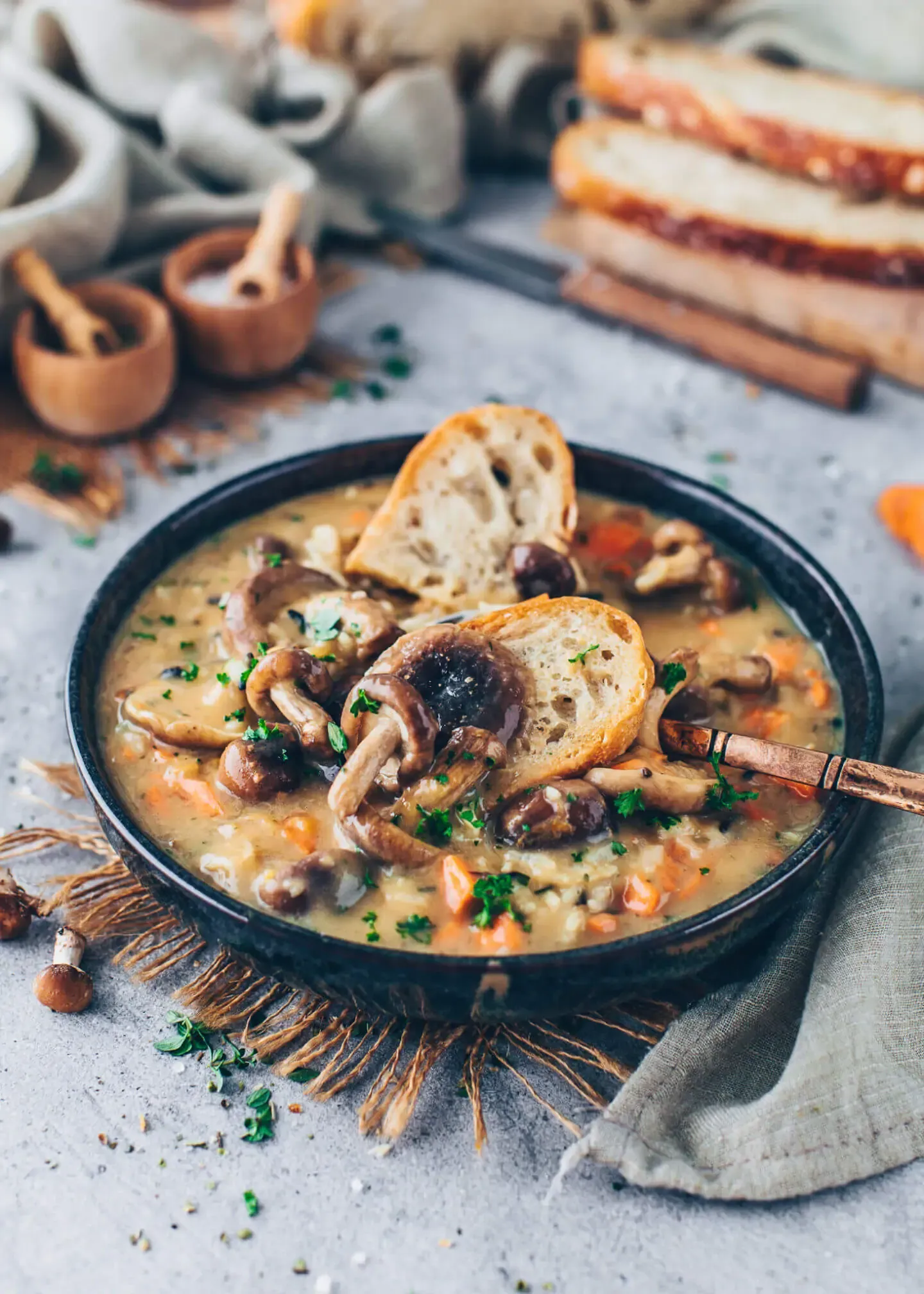 Serviertes Brot mit Pilz-Reis-Suppe