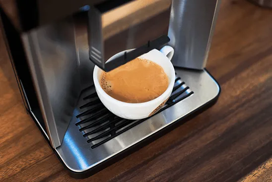 Siemens EQ.500 Integral mit Kaffeetasse