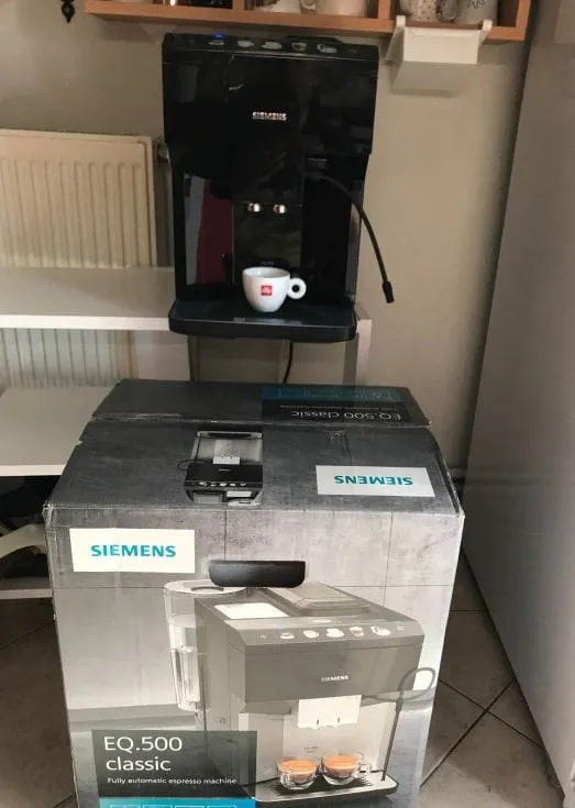 Siemens EQ500 Kaffeemaschine - Verpackung und ausgepackte Vorderansicht