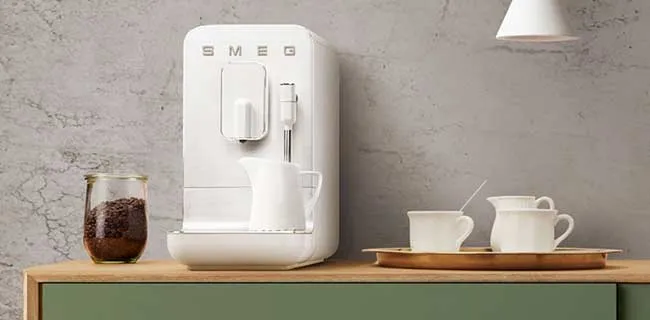 SMEG Kaffeemaschine in Rot
