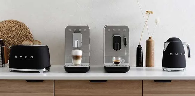 SMEG Wasserkocher und Toaster in Pastellfarben