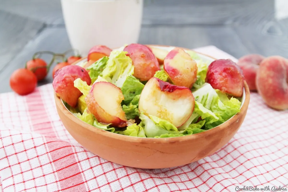 Sommersalat mit Pfirsichen