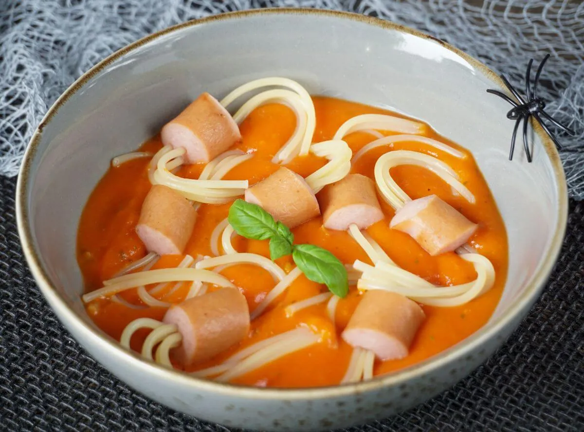 Spaghetti-Spinnen mit Würstchen und schneller Tomatensosse