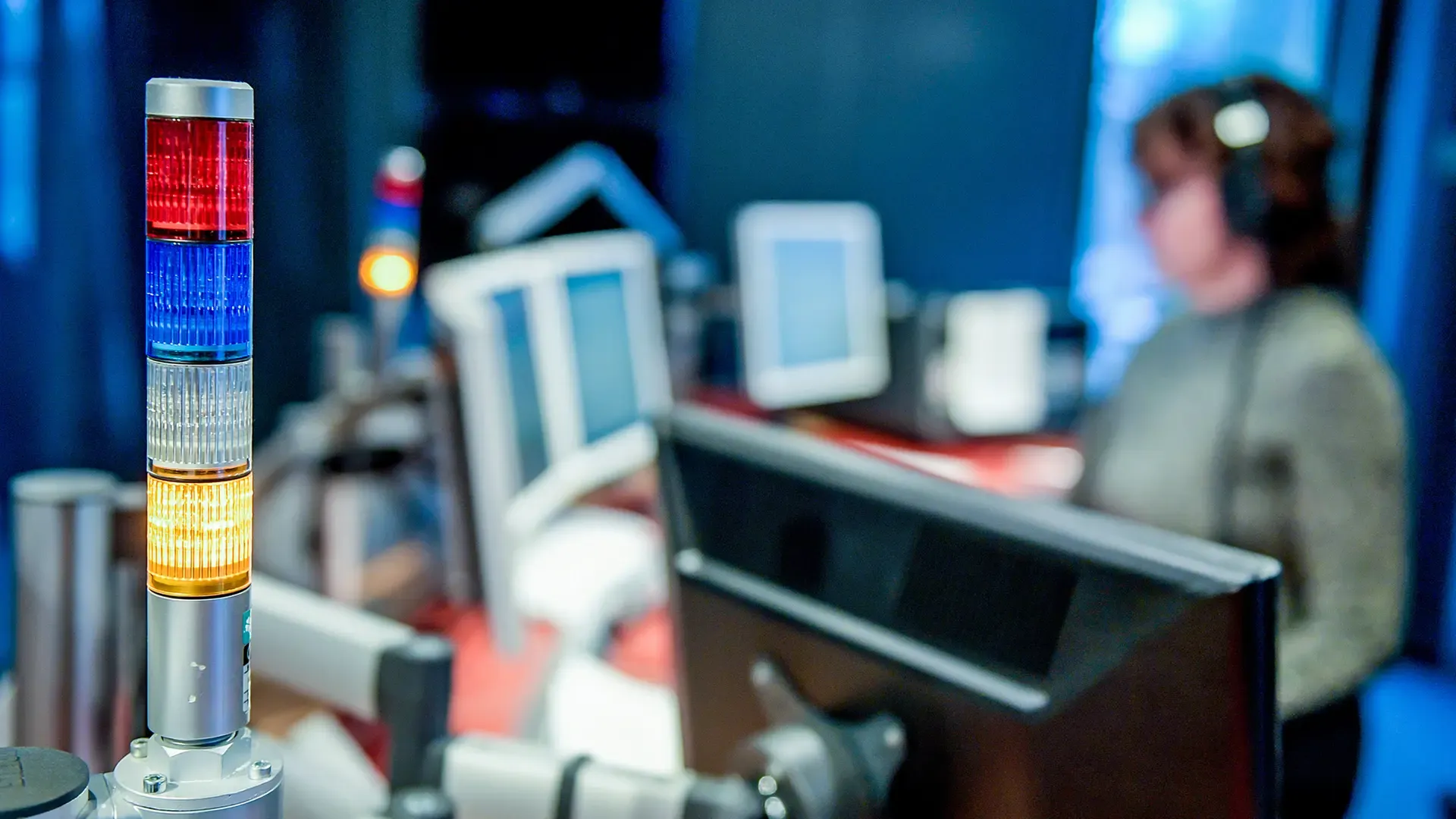 Collage von Till Lindemann-Zitaten auf dunklem Hintergrund