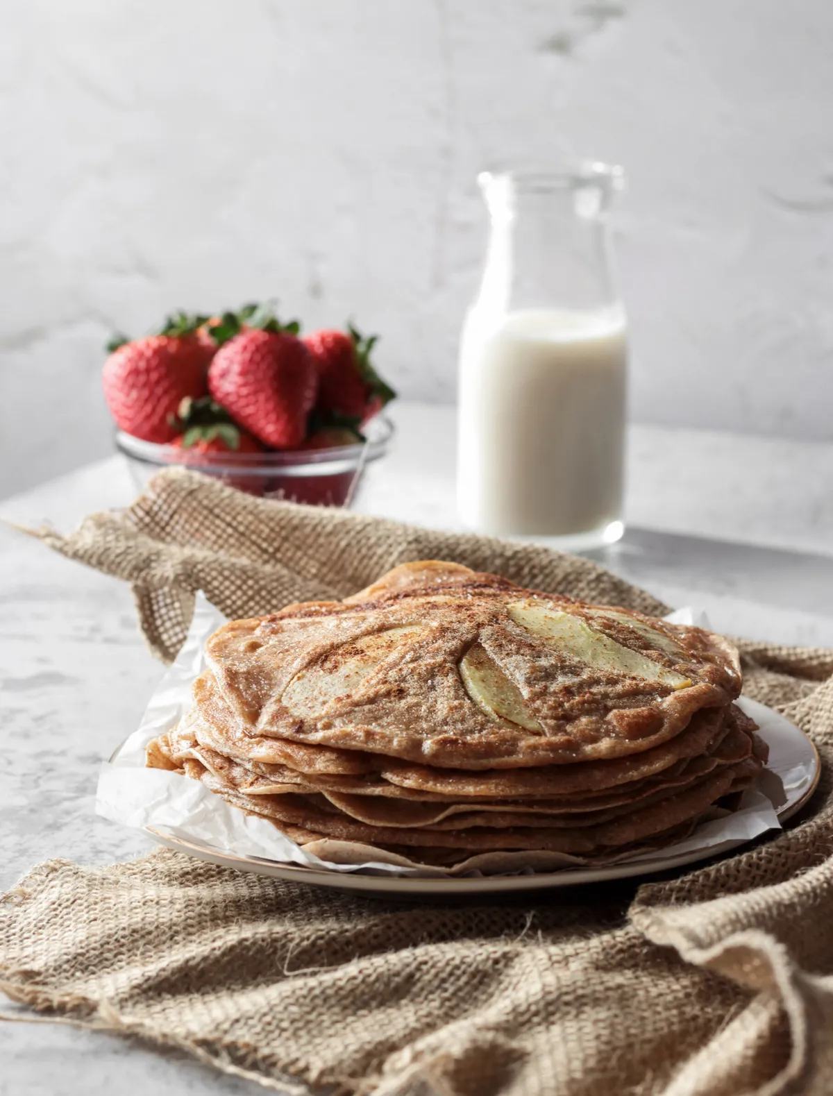 Stapel von veganen deutschen Apfelpfannkuchen