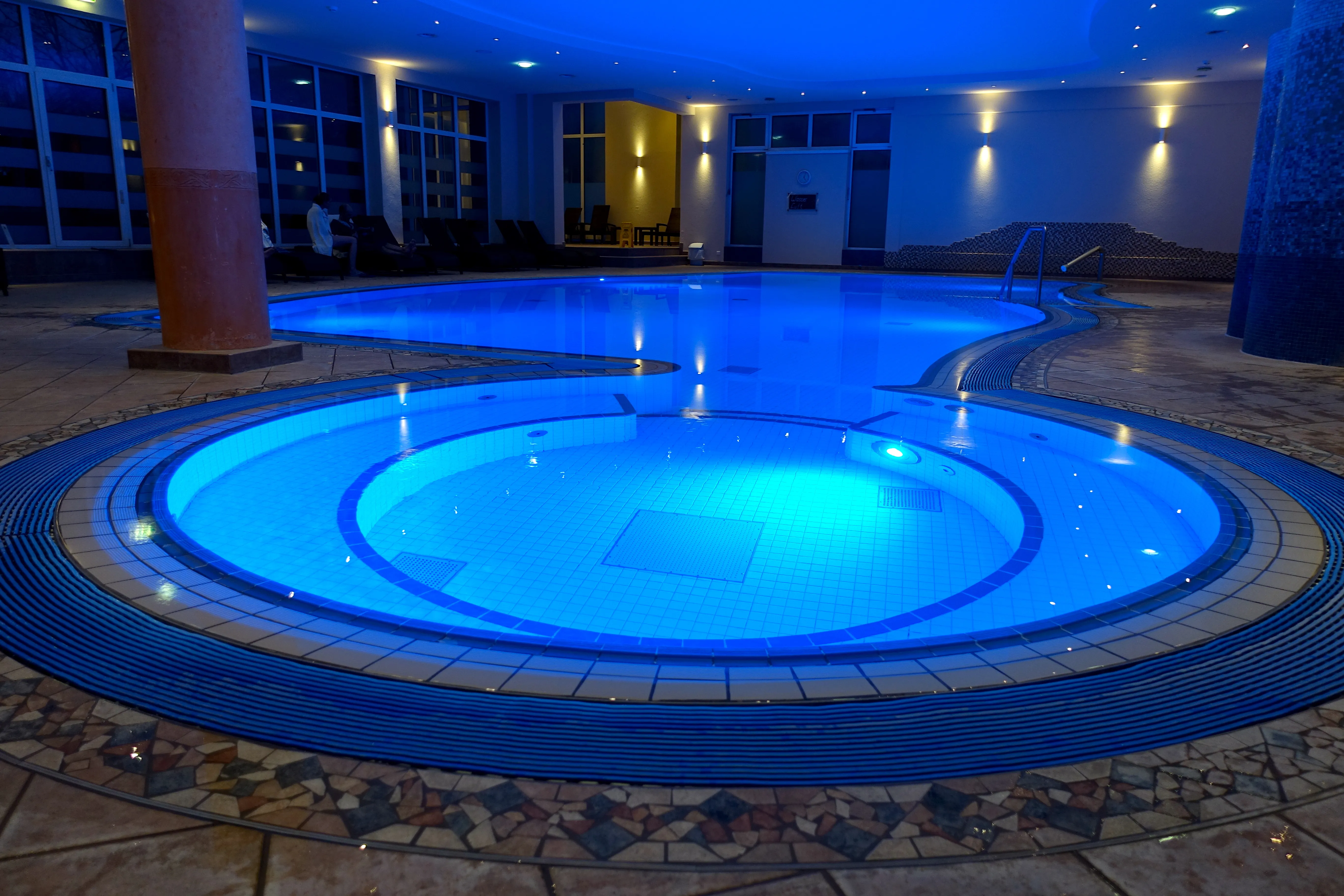 Steigenberger Hotel Treudelberg Swimming Pool bei Nacht
