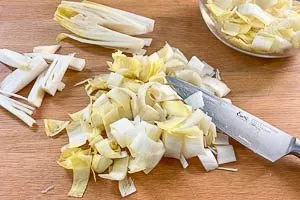 Strunk entfernen und den Chicorée klein schneiden