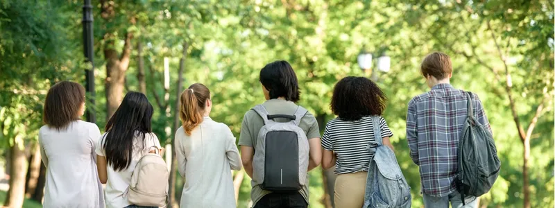 Studenten bei der Einschreibung an einer französischen Universität