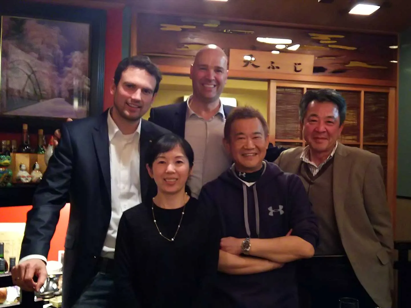 Sushi-Platte mit verschiedenen Fischsorten