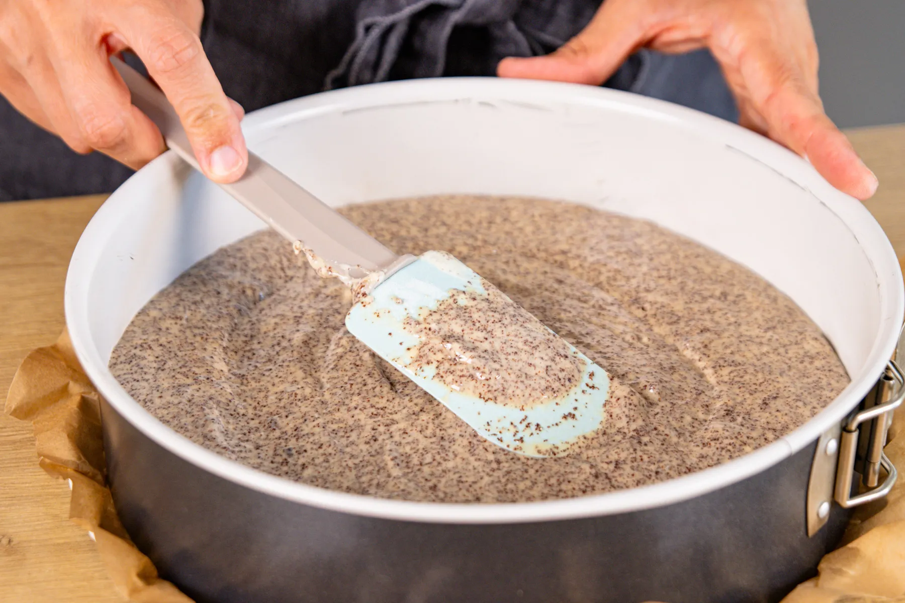 Teig in der Springform verstreichen