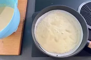 Teig in die Pfanne geben und ausbacken.