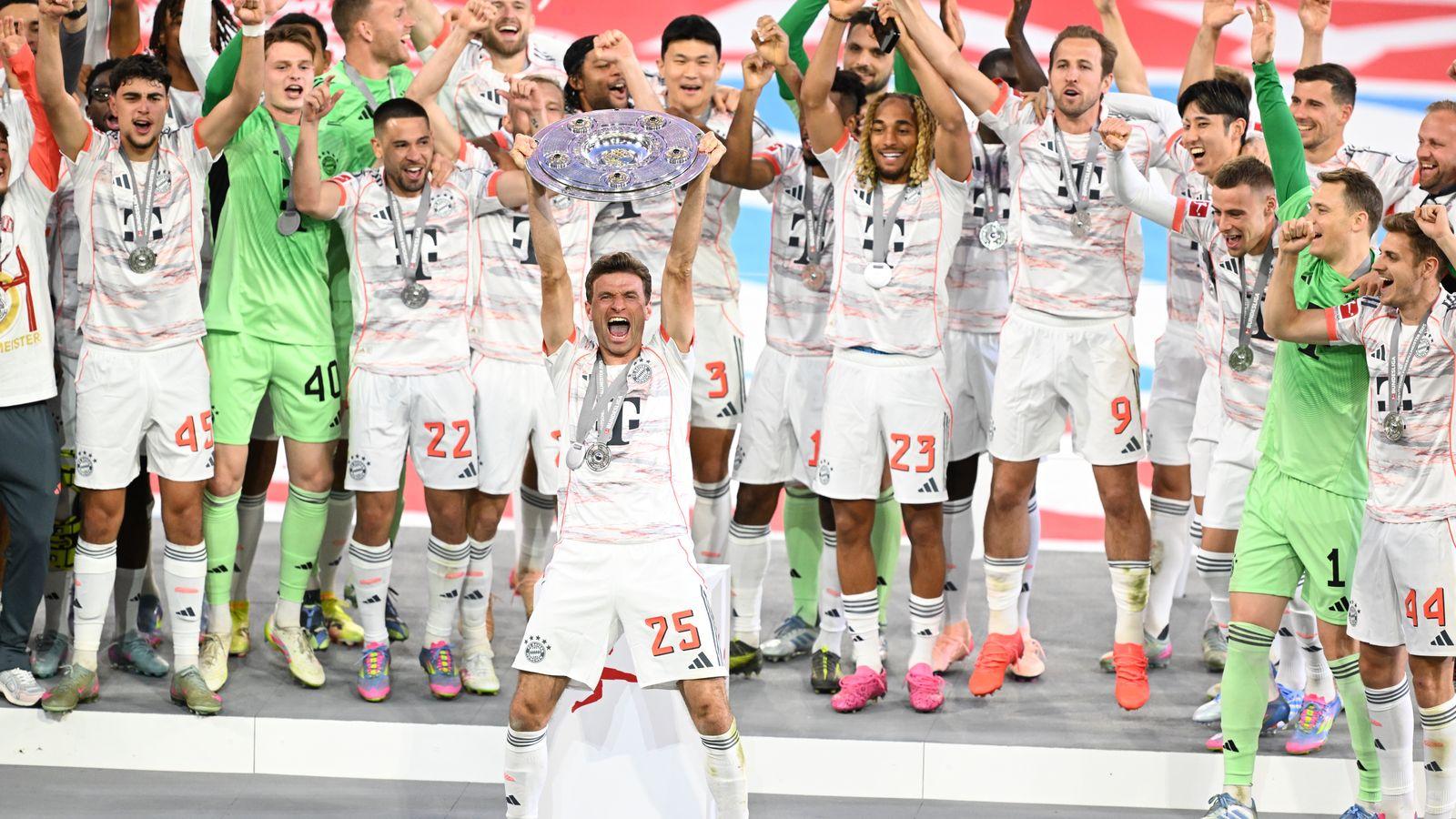 Thomas Müller feiert ein Tor mit dem FC Bayern, emotionaler Moment, deutscher Fußball-Star