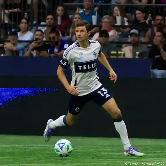 Thomas Müller als junger Spieler des FC Bayern München, konzentriert und entschlossen.