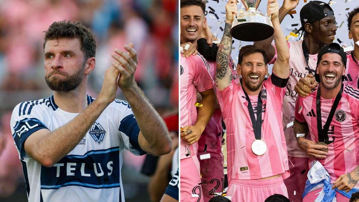 Thomas Müller jubelt nach einem Tor für den FC Bayern München, umgeben von Mitspielern im Stadion