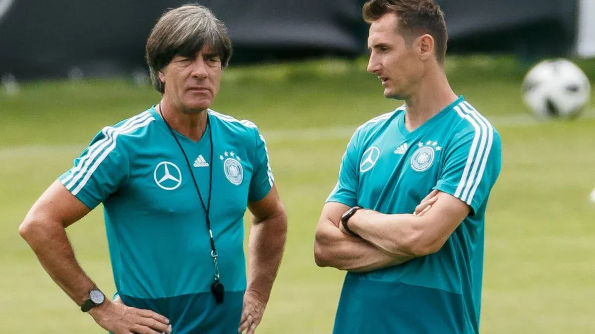 Thomas Müller als junger Spieler beim FC Bayern München, fokussiert und entschlossen, die Anfänge seiner Karriere auf Netflix