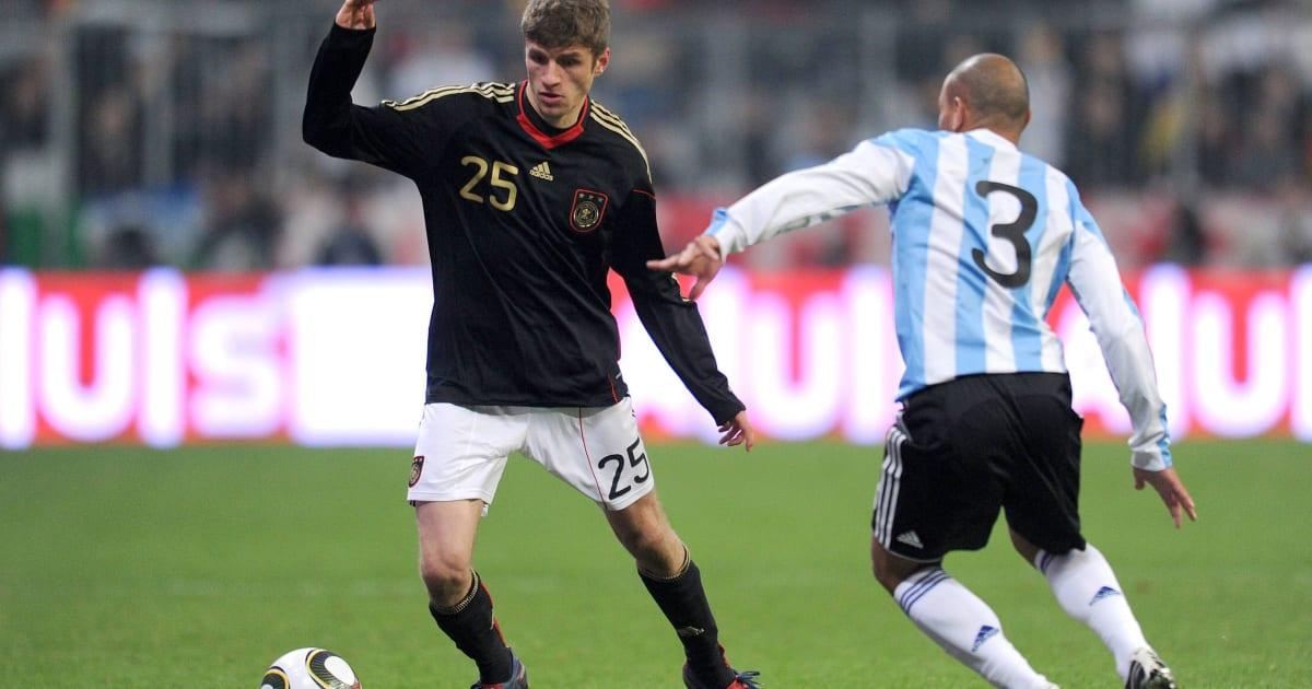 Thomas Müller in Aktion, die seine berühmten Fußballschuhe präsentiert, ein Symbol seiner erfolgreichen Karriere.