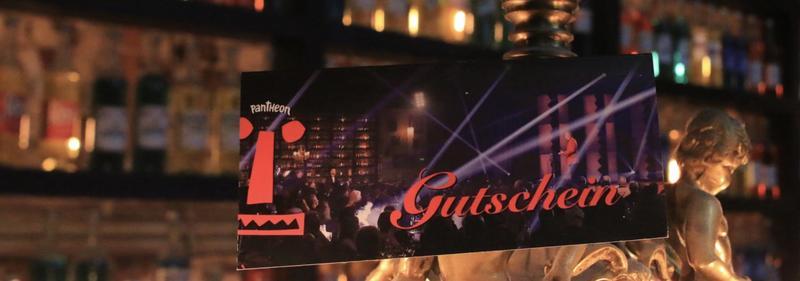 Thomas Müller in einem Interview, lächelnd und mit typischem trockenen Humor, der seine Persönlichkeit unterstreicht.