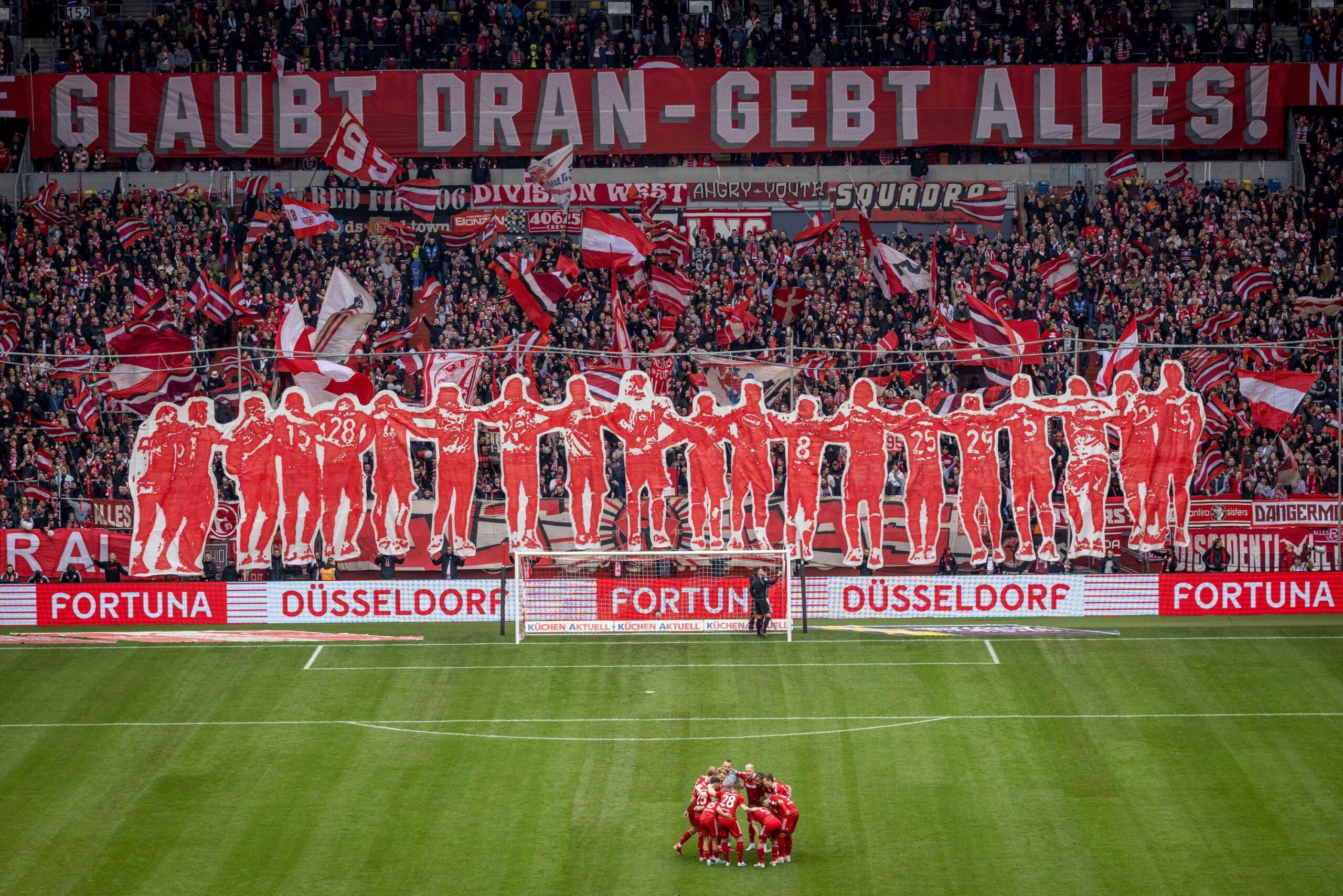 Thomas Müller jubelt nach einem Tor, symbolisiert Erfolg und Leidenschaft im Fußball