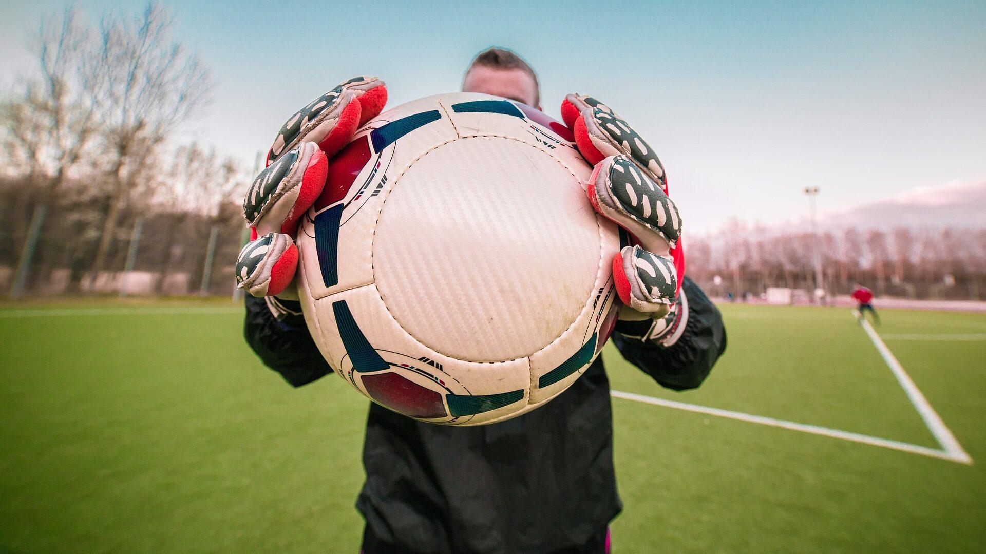 Thomas Müller in seiner Jugendzeit beim FC Bayern München, zeigt Talent und Entschlossenheit
