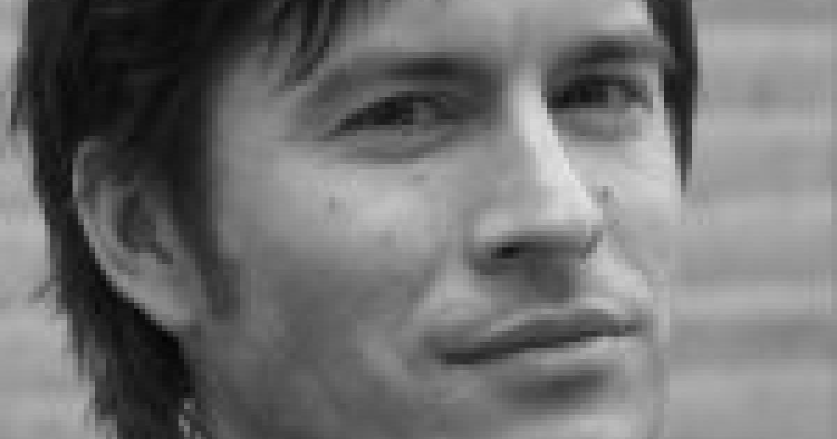 Univ.-Prof. Dr. Thomas Müller, LL.M. in einem Hörsaal der Universität Innsbruck, im Gespräch mit Studierenden über rechtliche Themen.