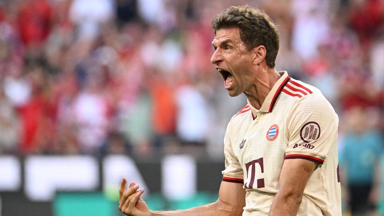 Thomas Müller feiert ein Kopfballtor für den FC Bayern mit großem Jubel