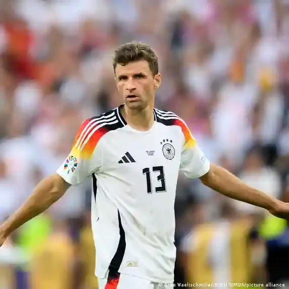 Thomas Müller jubelt nach dem Gewinn der Weltmeisterschaft 2014 mit der deutschen Nationalmannschaft, die Trophäe in den Händen