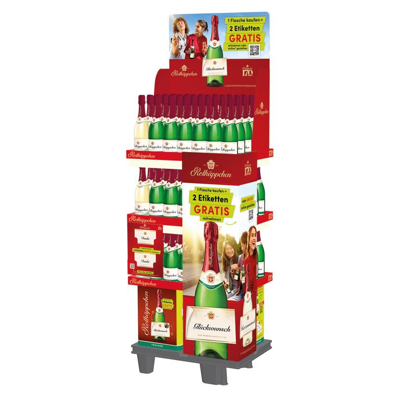 Thomas Müller in einem stilvollen Paulaner T-Shirt auf einem Fußballfeld, das seine bayerische Verbundenheit und den Spirit von Thomas Müller Paulaner T-Shirt repräsentiert.