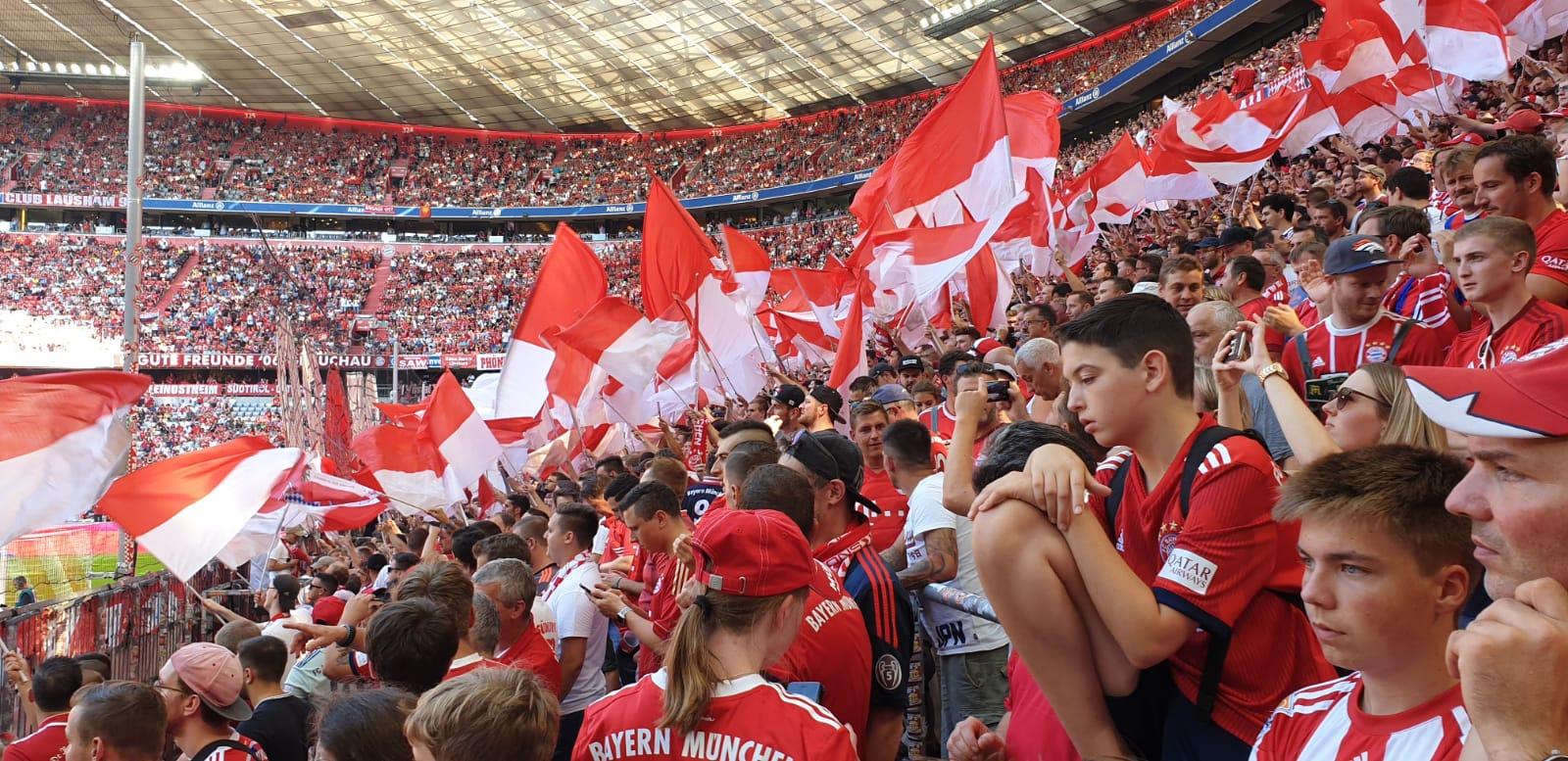 Porträt von Thomas Müller im Trikot des FC Bayern München mit jubelndem Gesichtsausdruck