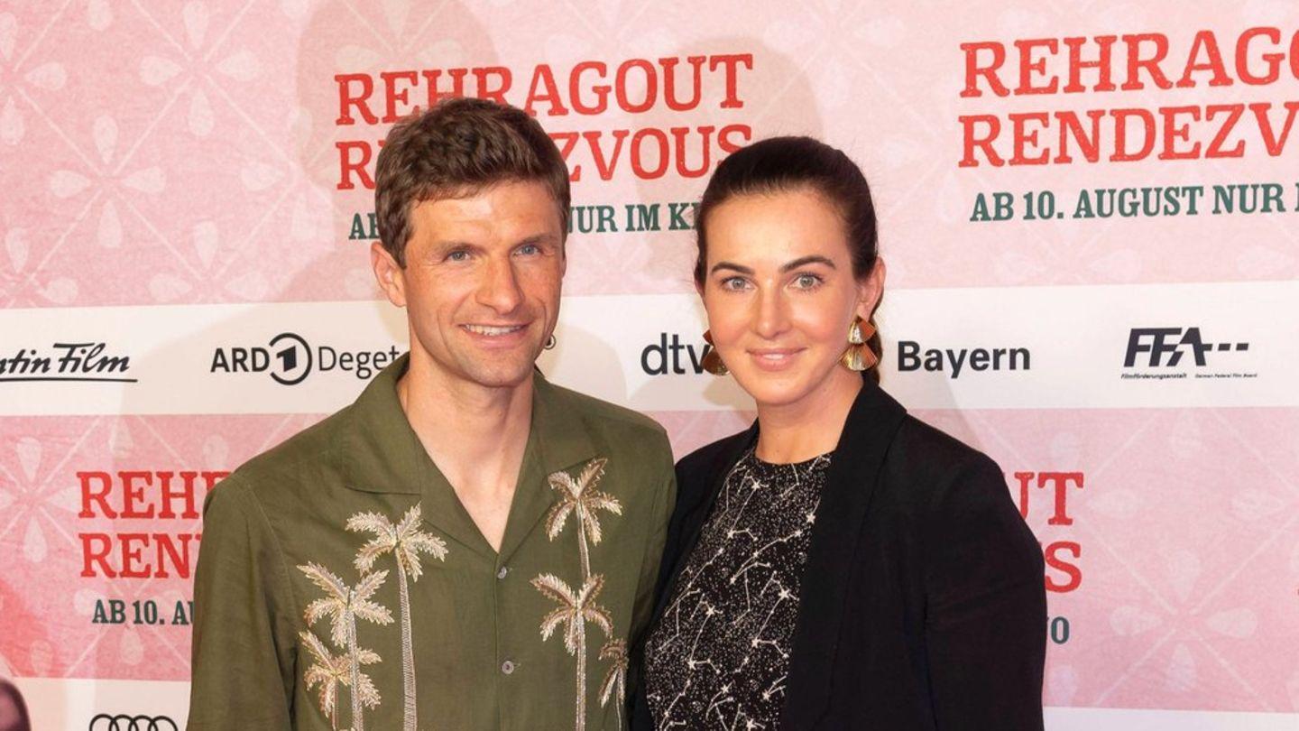 Thomas Müller und seine Ehefrau Lisa posieren gemeinsam für ein Foto, beide lächelnd