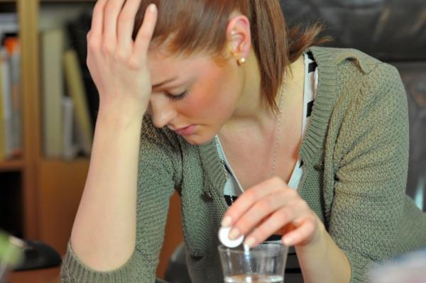 Thomas Müller entspannt sich im Urlaub am Strand mit einem Buch und Sonnenbrille