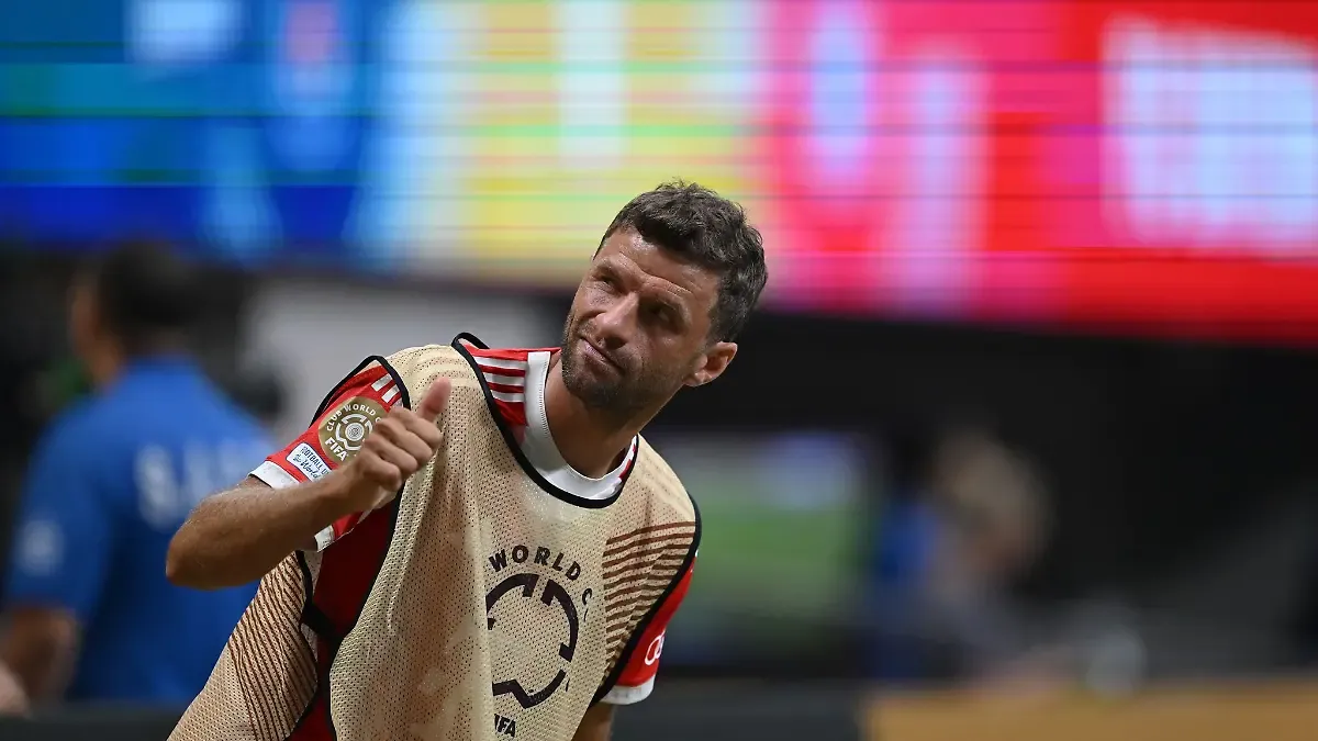 Thomas Müller lächelt auf seiner Pressekonferenz in Vancouver, ein Zeichen seines neuen Abenteuers in der MLS.