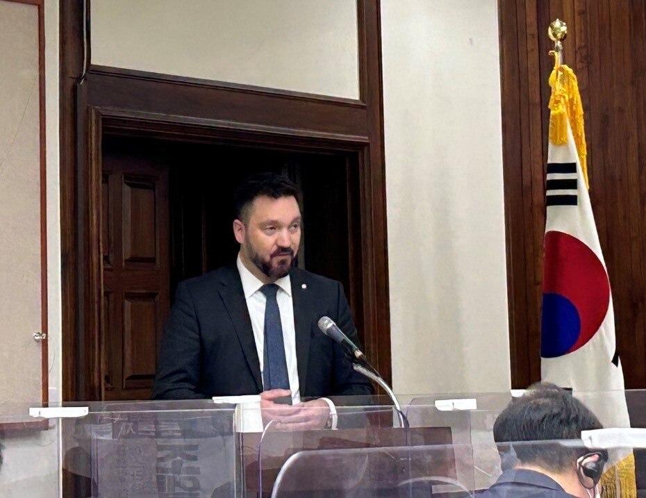 Thomas Müller in Aktion während eines Fußballspiels, Völklingen im Hintergrund als Symbol seiner Herkunft