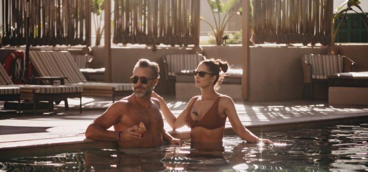 Til Schweiger in seiner Barefoot Lodge auf Sri Lanka, entspannt am Strand