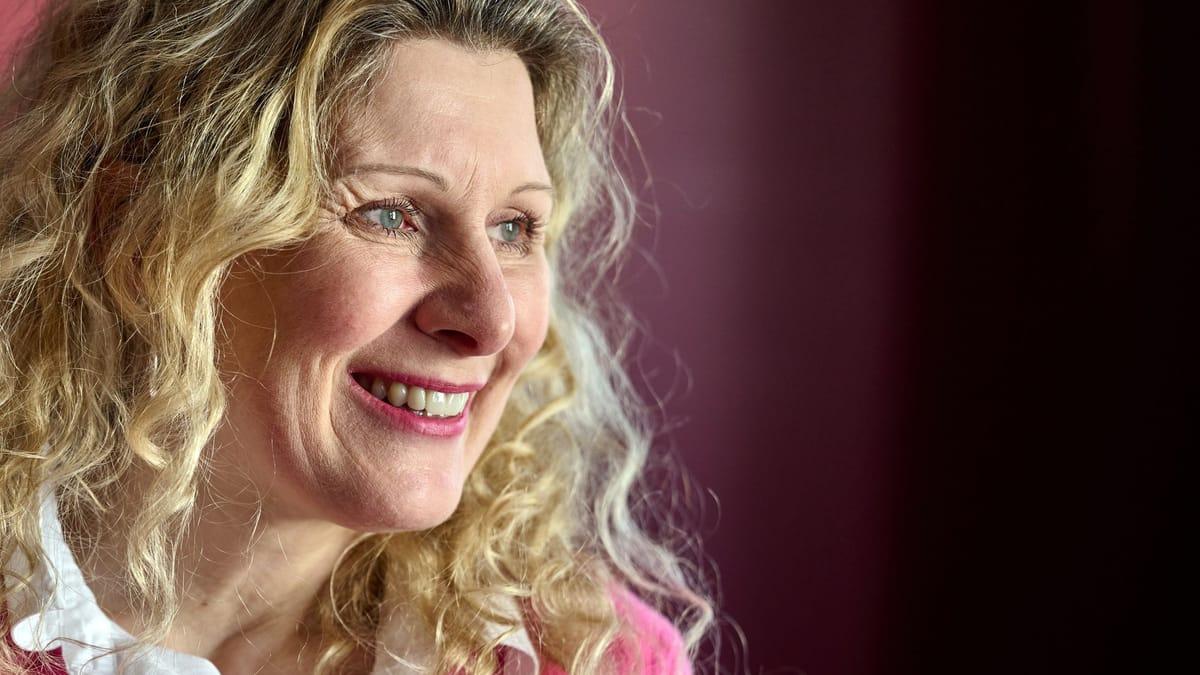 Til Schweiger als erfolgreicher Filmemacher und Produzent am Set, symbolisch für sein geschätztes Vermögen.